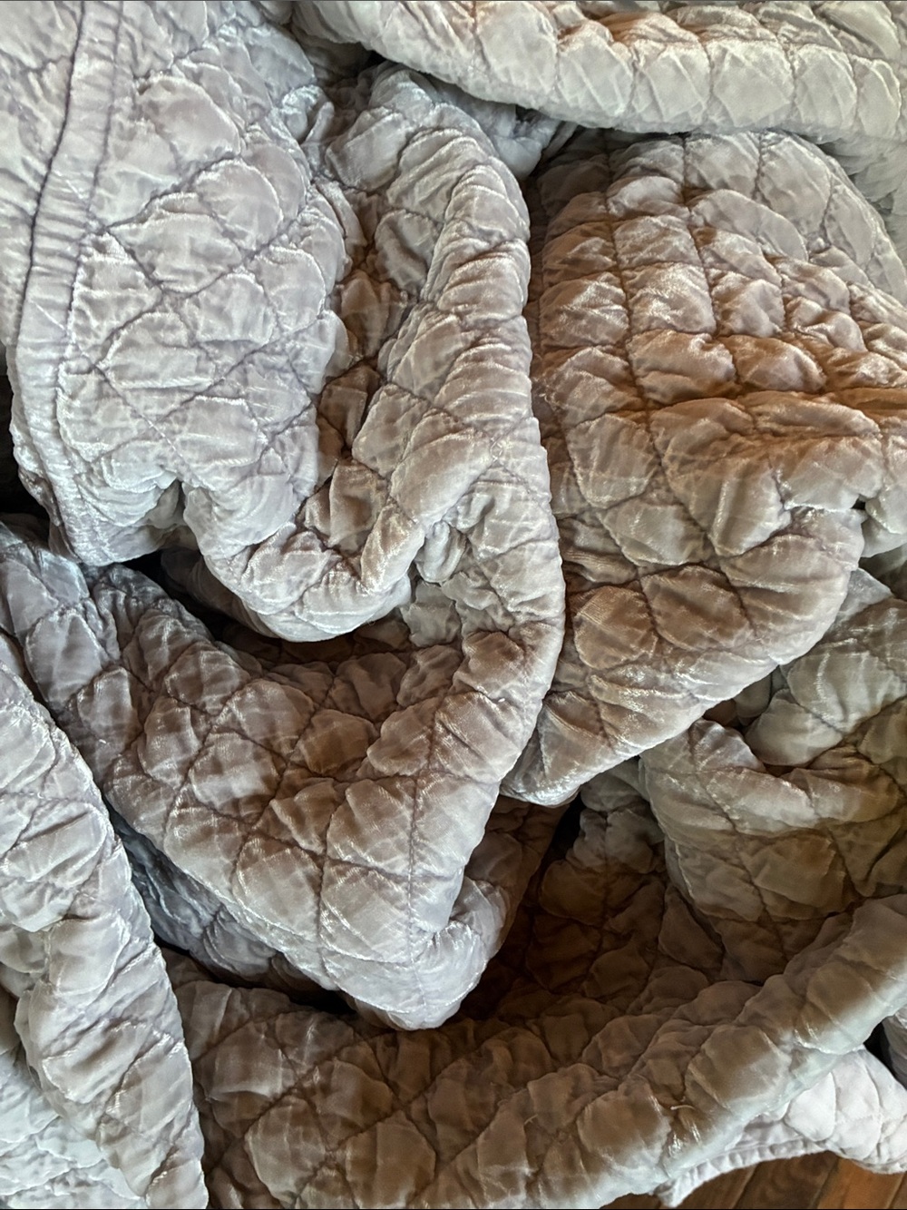 Bella Notte Quilted Velvet Bedspread in Light Gray / Lilac Queen